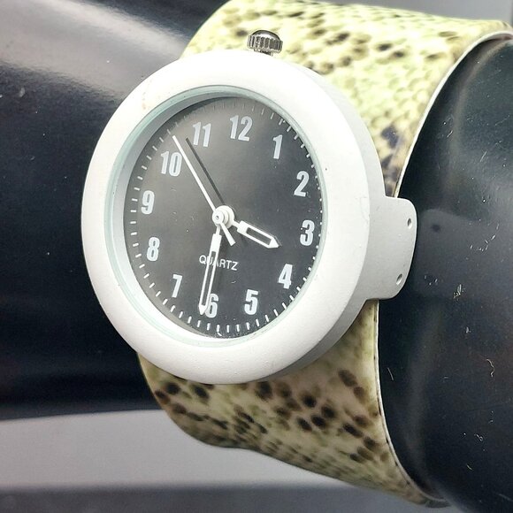 Quartz Slap Watch With Snake Skin Heart Pattern Band & White Face - Picture 3 of 6